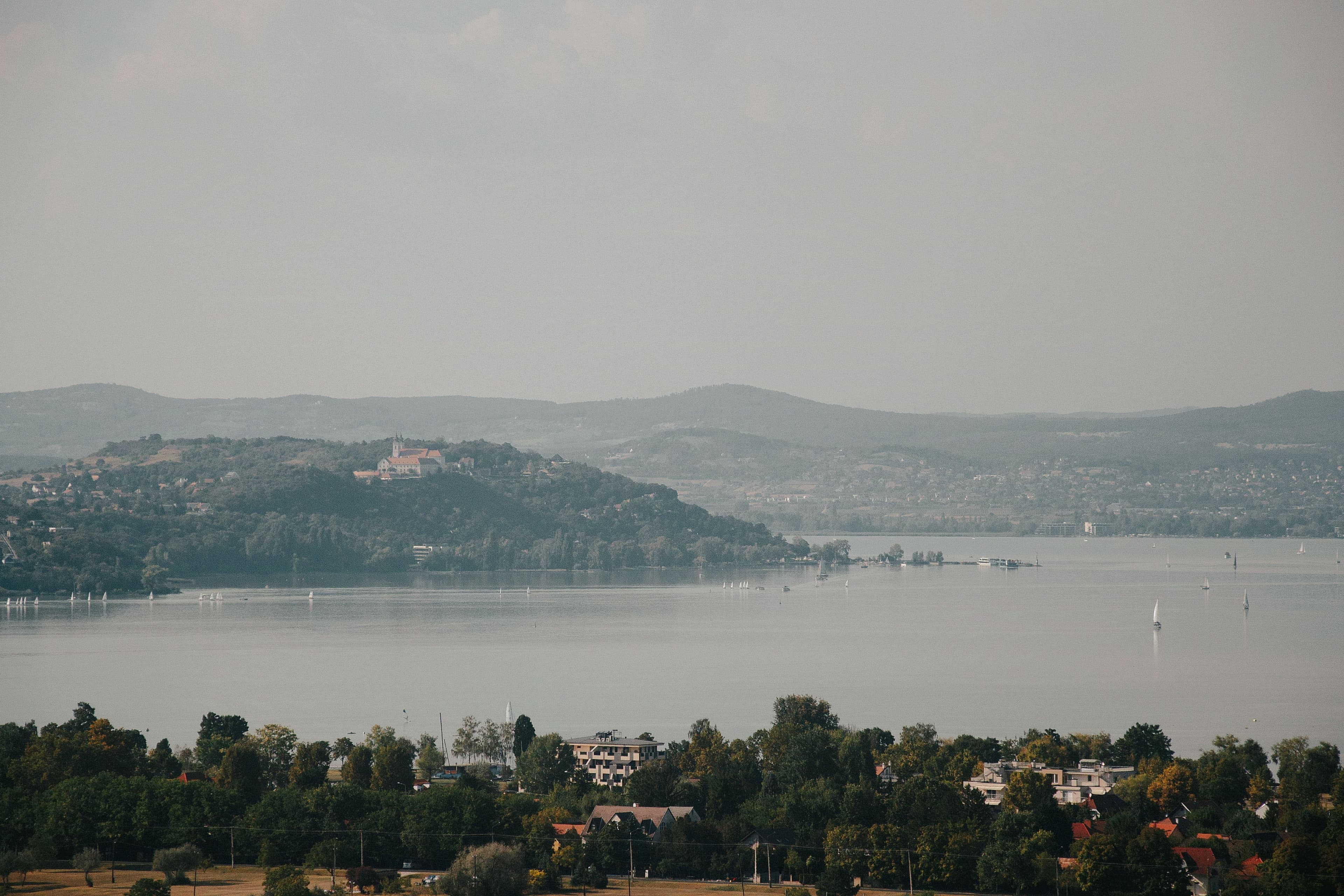 Ködös panorámakilátás a Balatonra és a Tihanyi-félszigetre, vitorlásokkal a vízen