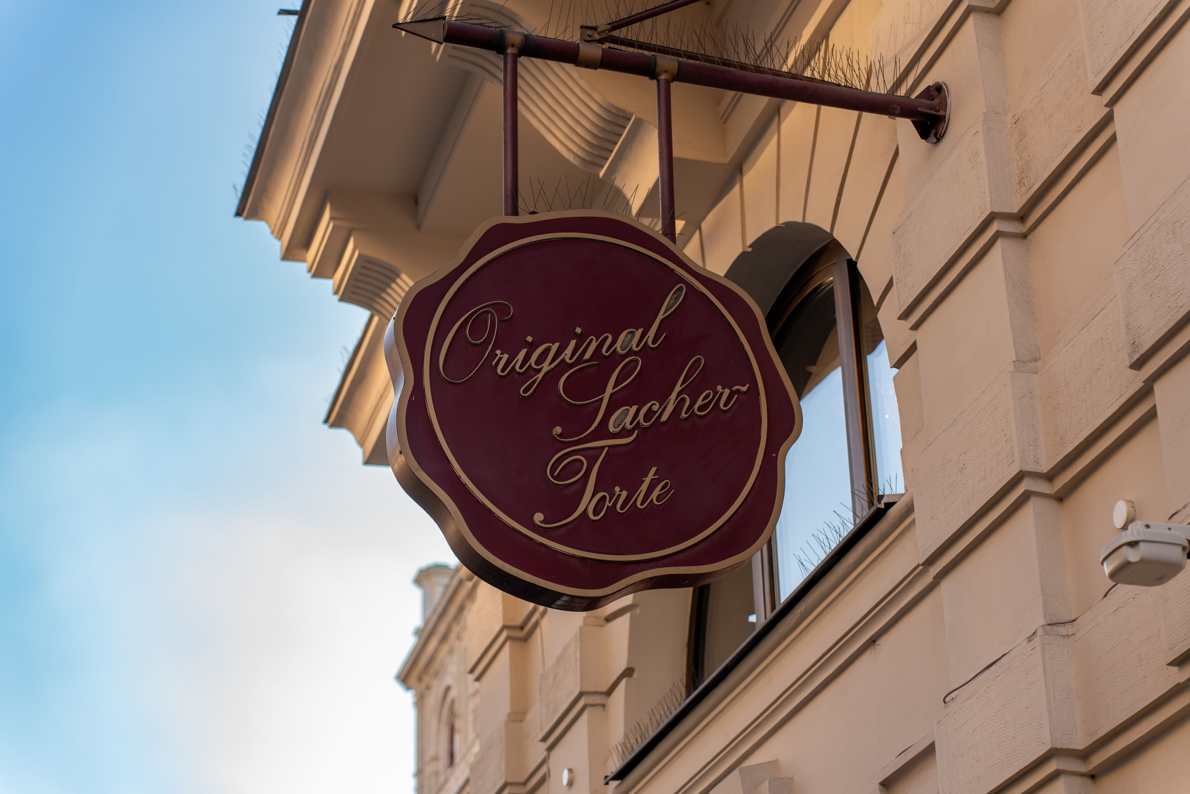 A Café Sacher jellegzetes "Original Sacher-Torte" cégtáblája egy bécsi épület homlokzatán
