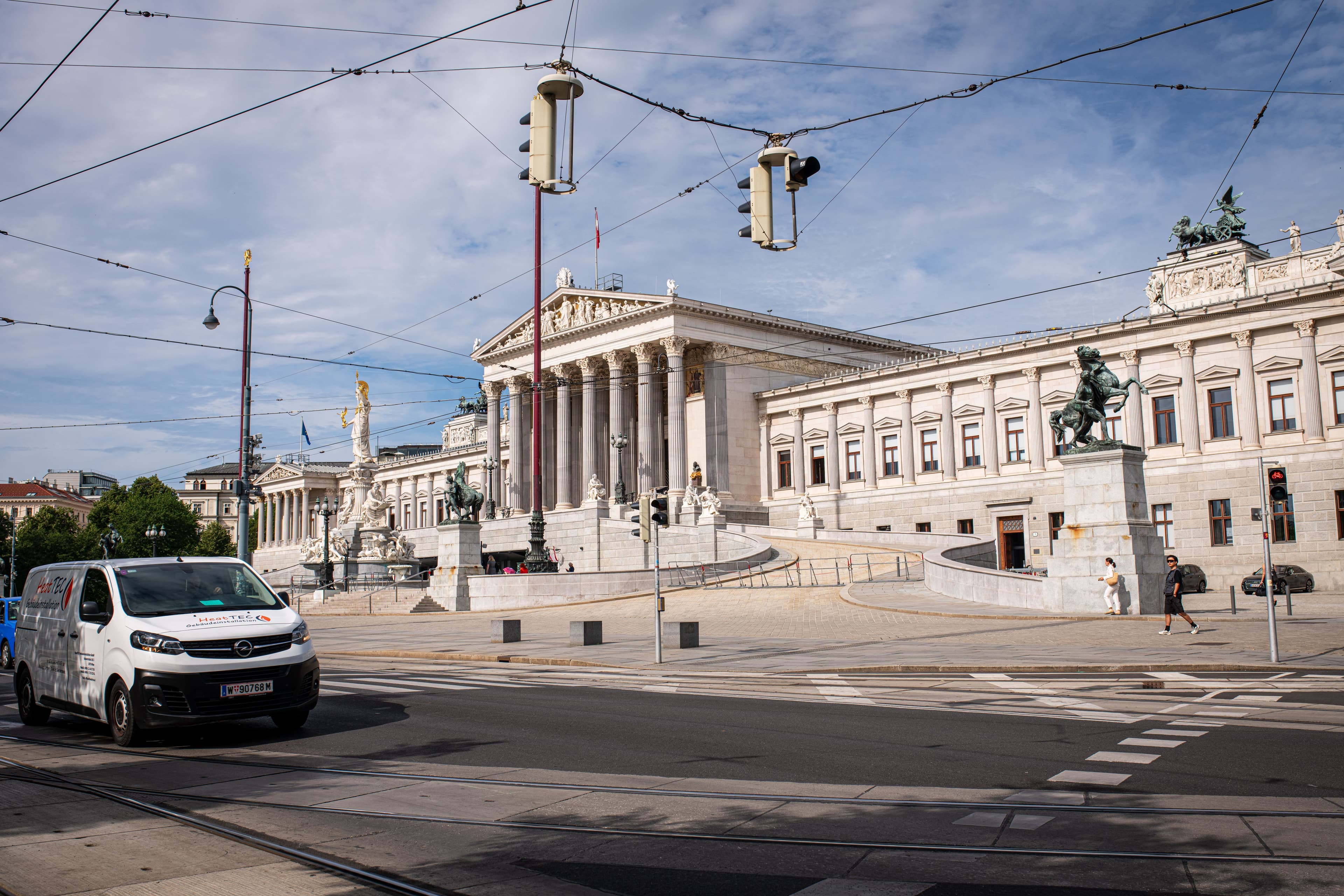 A Bécsi Parlament oszlopos, görög újklasszicista homlokzata a Ringstrasse mentén